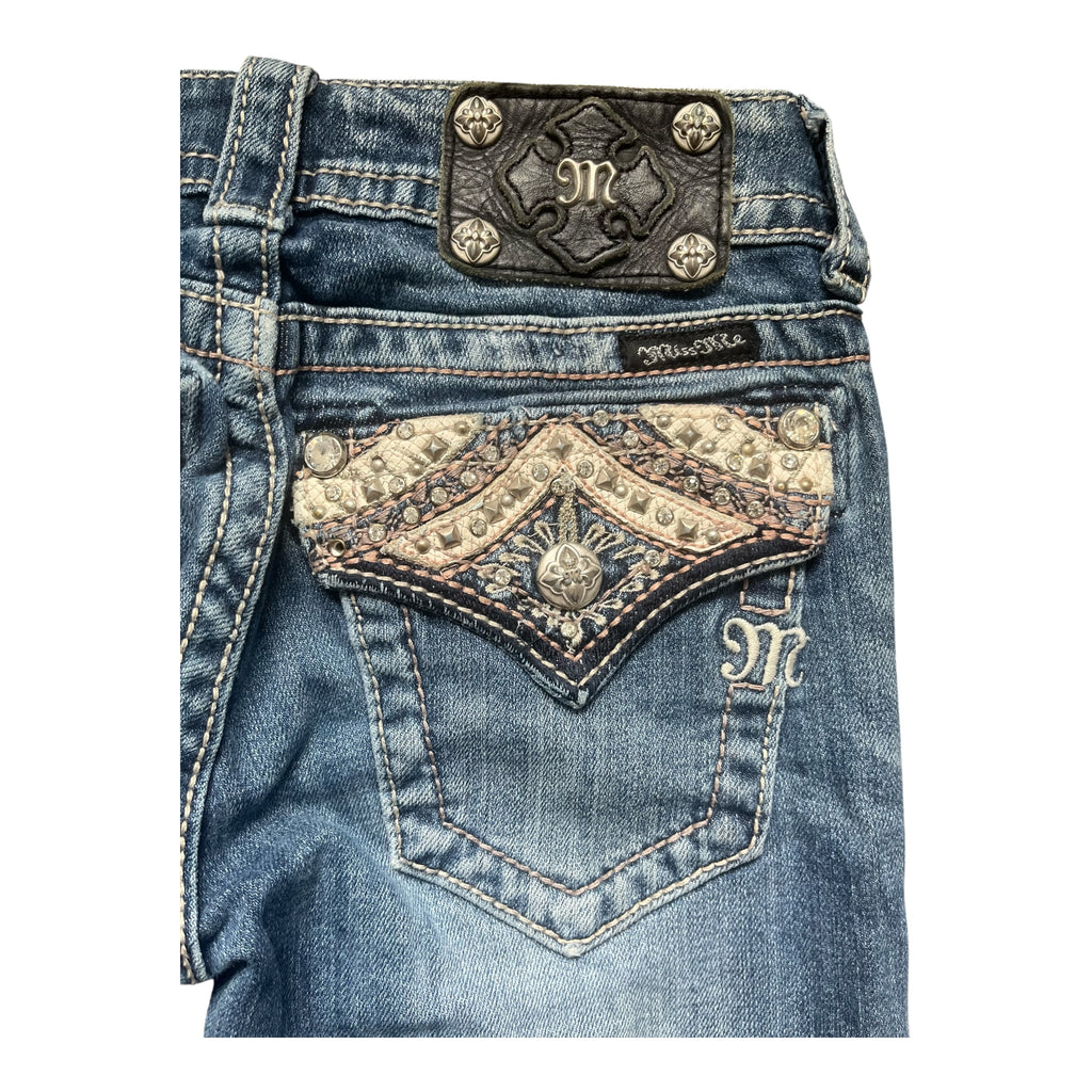 Miss Me Low Rise Bootcut Jeans mit besonderem Muster