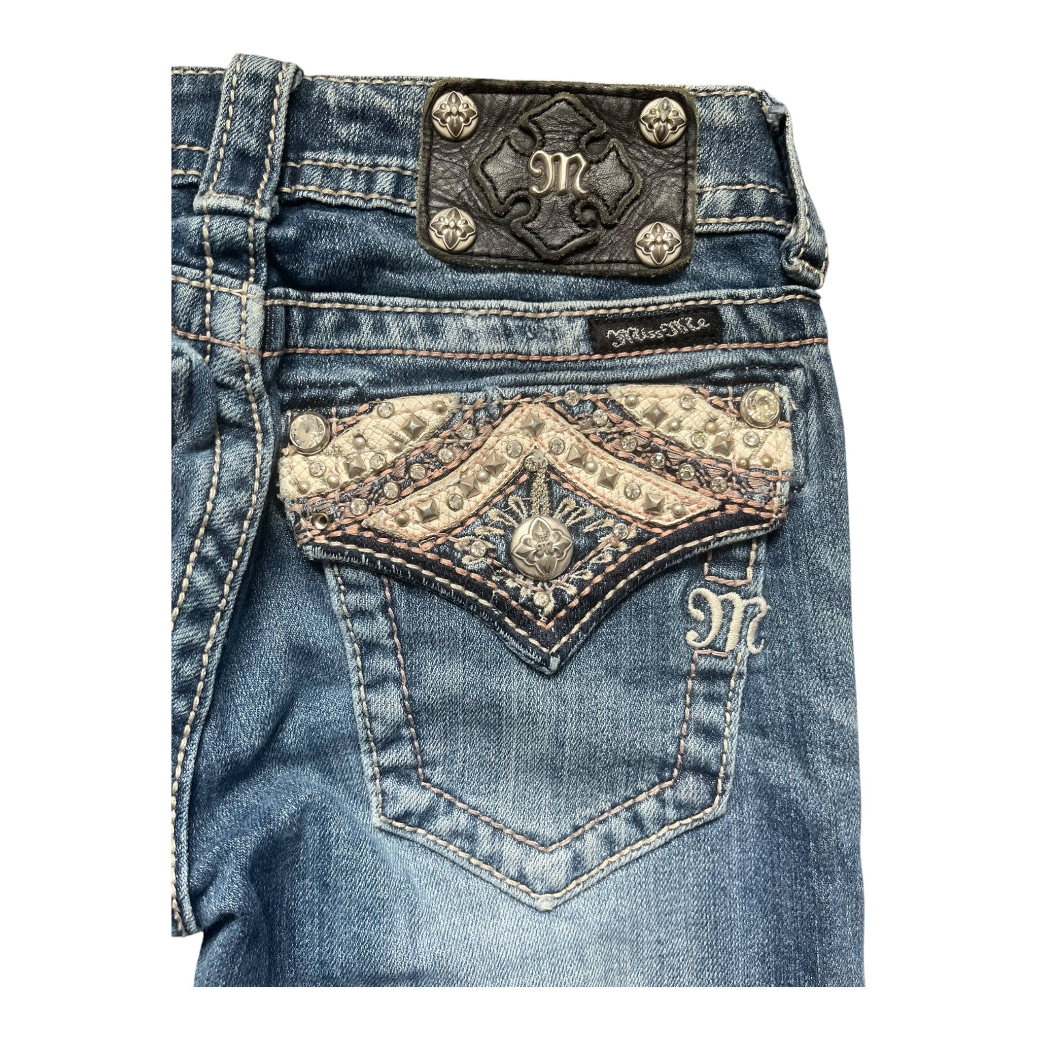 Miss Me Low Rise Bootcut Jeans mit besonderem Muster