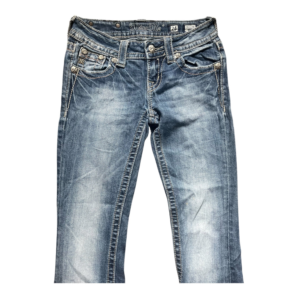Miss Me Low Rise Bootcut Jeans mit besonderem Muster